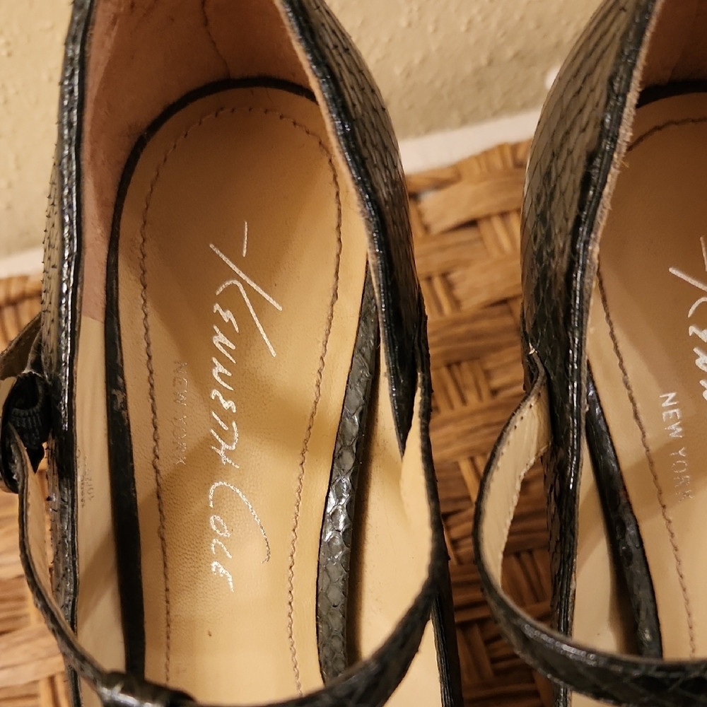 Kenneth Cole Black Heels Snakeskin Design - Picture 2 of 7